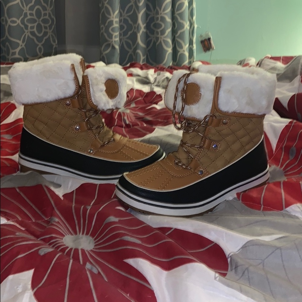 Snow boots